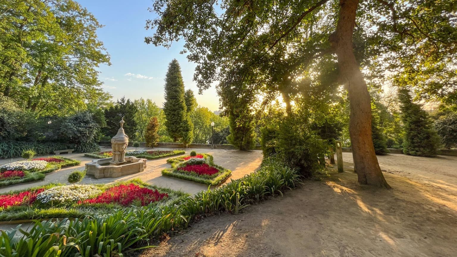 Imagen de un jardín florido con una fuente en los Jardines del Palacio de Cristal