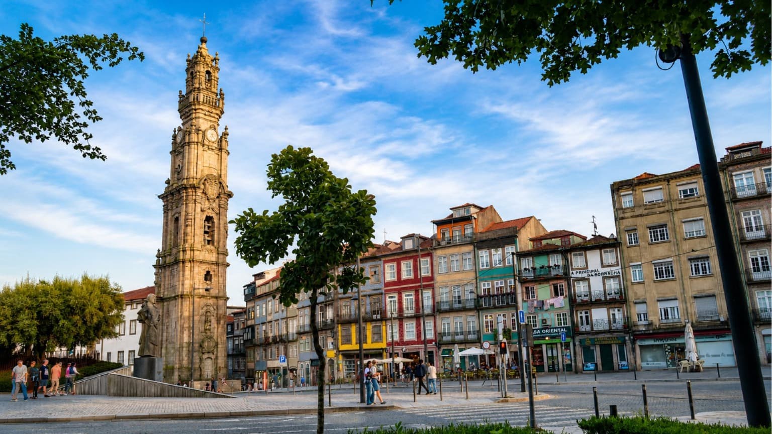 La Torre de los Clérigos vista desde las calles de Oporto