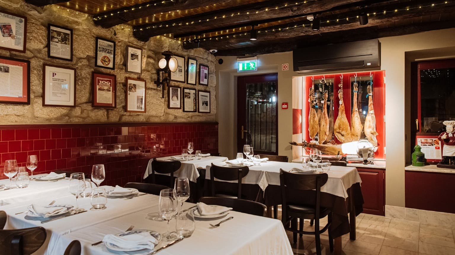 Solar Moinho de Vento – Datado de 1905, serve tripas à moda do Porto, arroz de polvo e bacalhau assado.