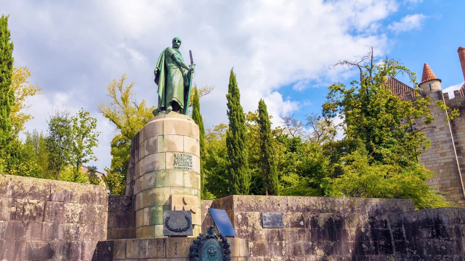 Estatua de D. Afonso Henriques, primer rey de Portugal, en Guimarães