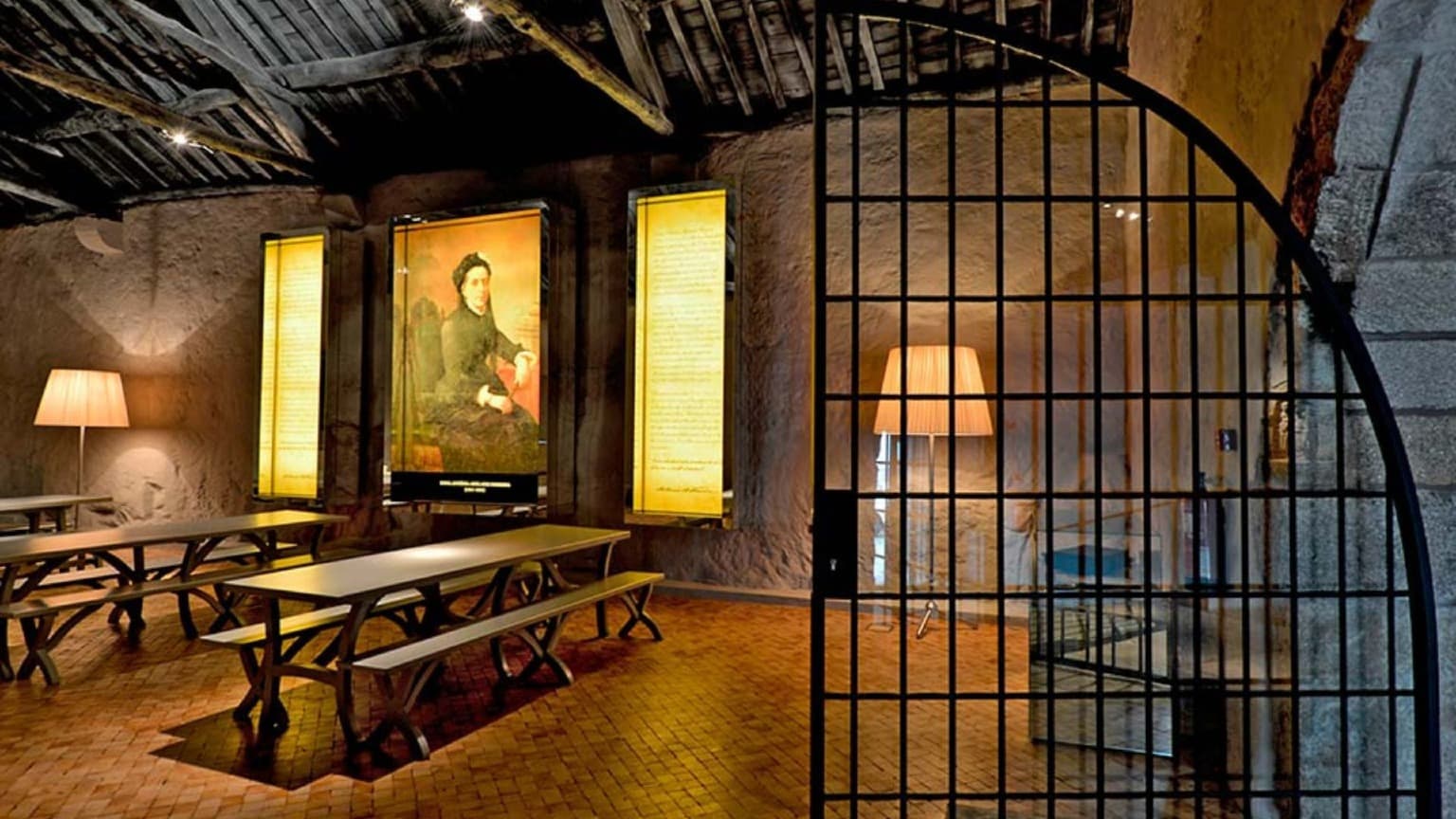 Interior das Caves Ferreira em Vila Nova de Gaia, uma histórica adega de vinho do Porto ligada ao legado de Dona Antónia Ferreira