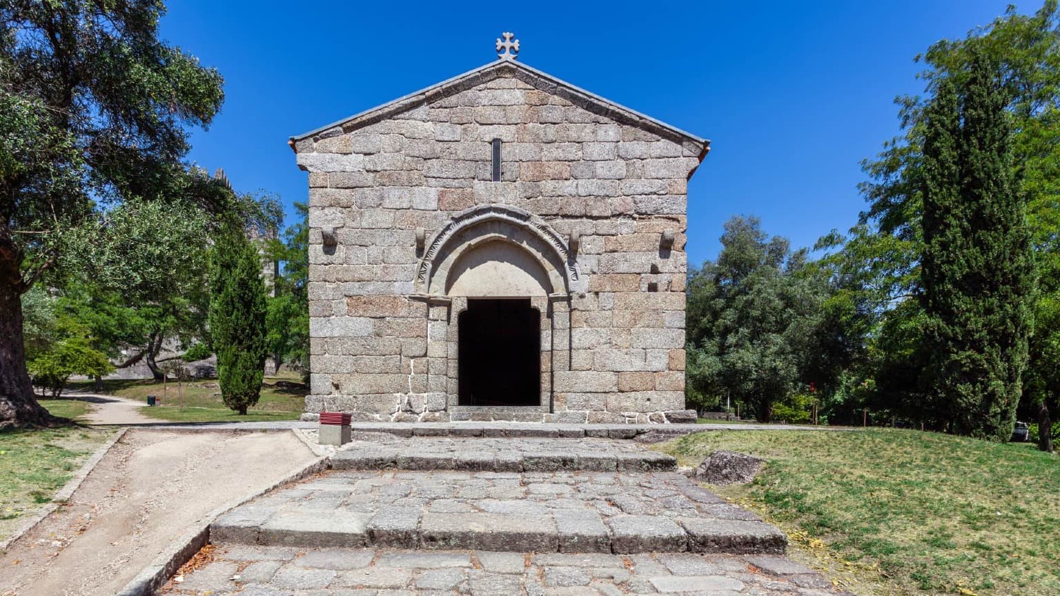 Iglesia de São Miguel do Castelo, cerca del castillo de Guimarães