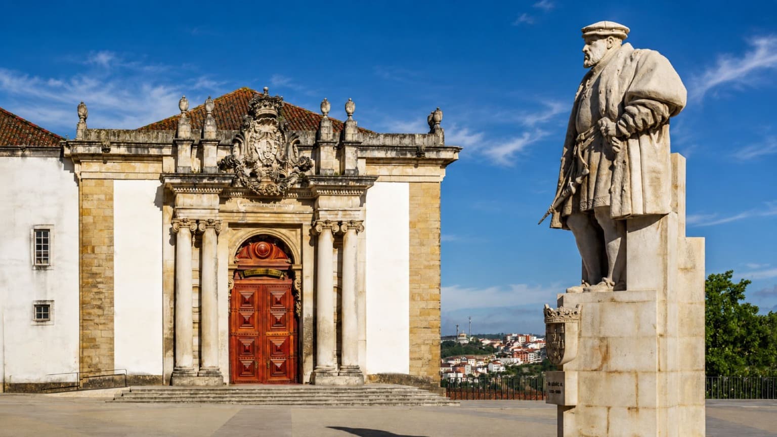 Estátua do Rei D. João III junto à Biblioteca Joanina na Universidade de Coimbra