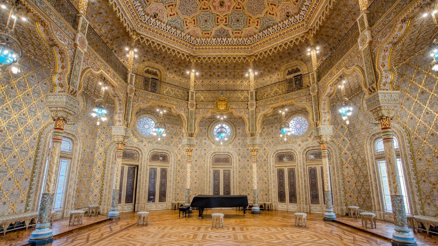 Intérieur de la salle arabe du Palácio da Bolsa à Porto pendant l'Essência do Vinho