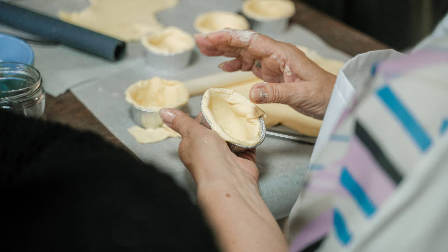 Preparación del relleno de crema para los Pastéis de Nata caseros durante un taller de repostería