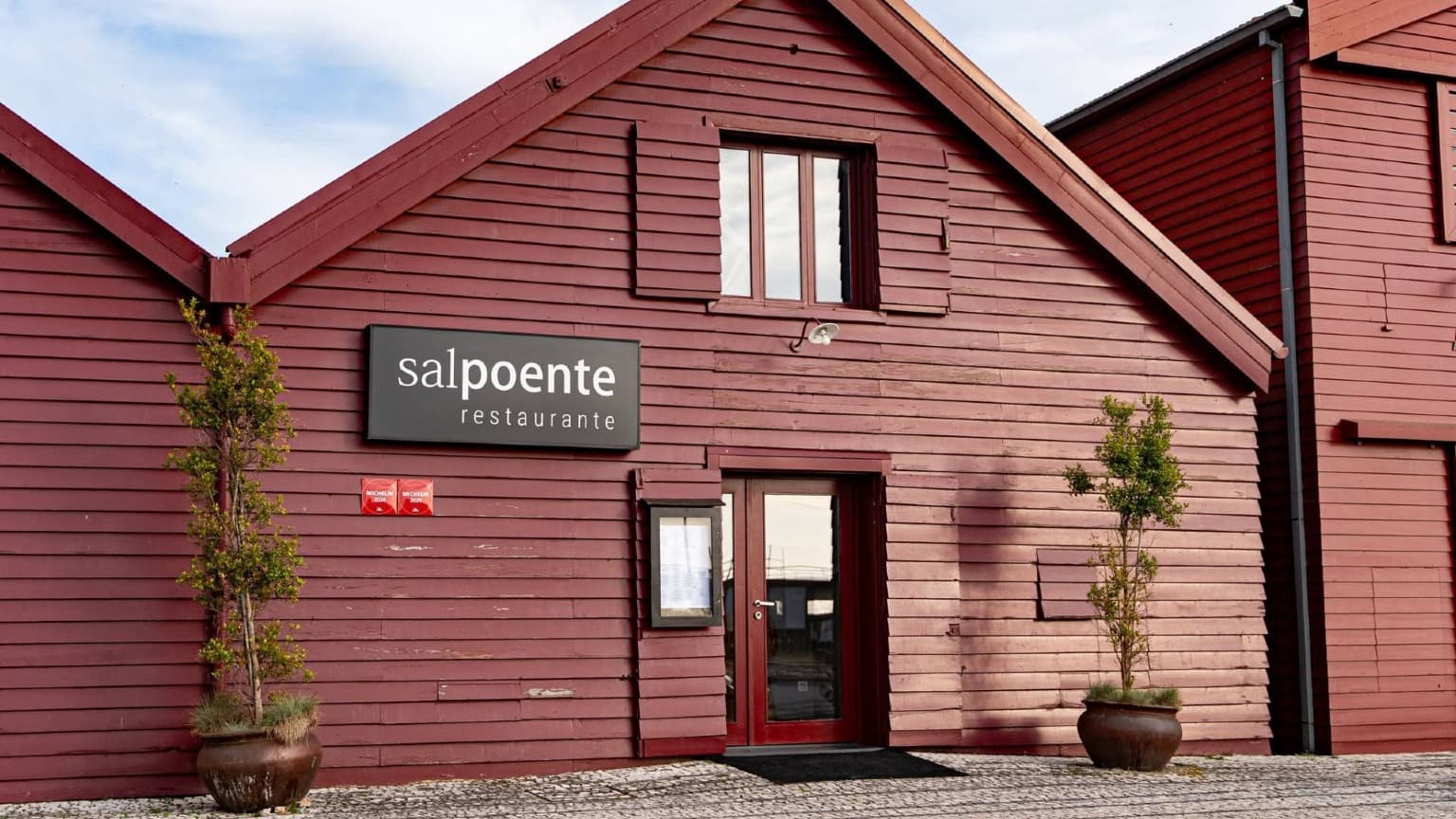 Exterior do restaurante Salpoente, instalado no interior de armazéns de sal restaurados do século XIX, em Aveiro