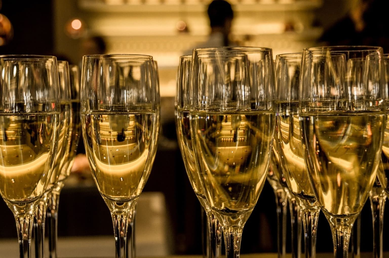 Taças de champanhe prontas a celebrar o novo ano.