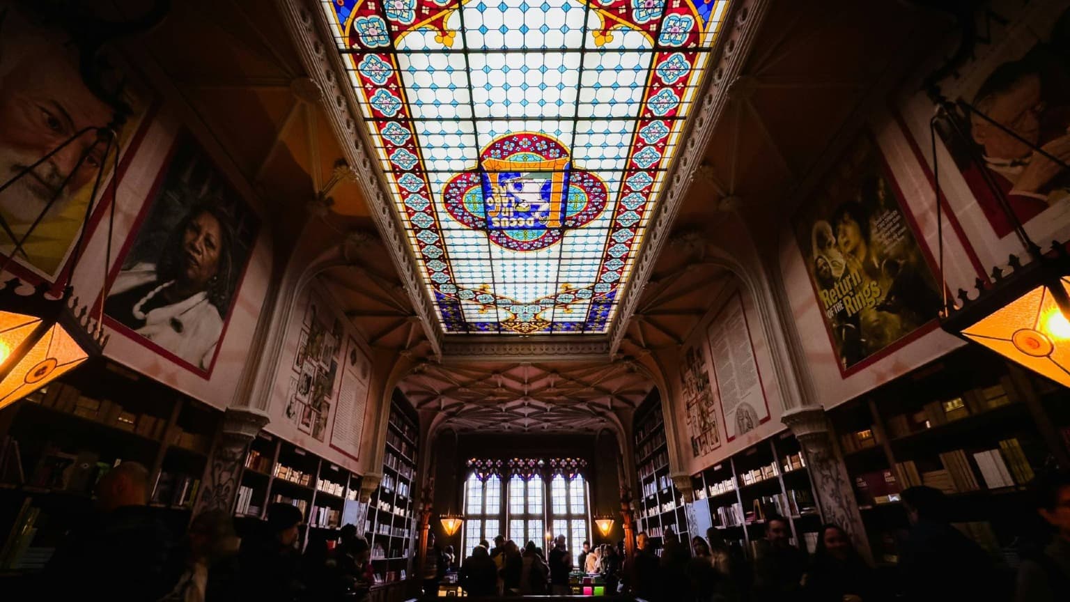 Plafond historique en vitraux à l’intérieur de la Livraria Lello à Porto