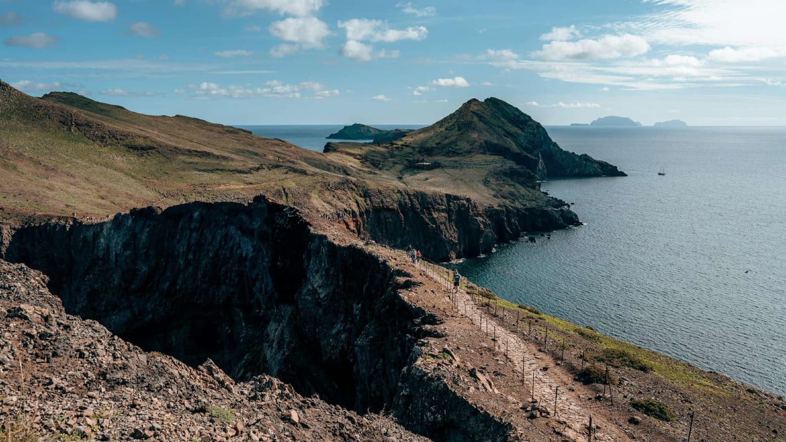 Falaises volcaniques escarpées et sentier de randonnée côtier à Ponta de São Lourenço, à Madère