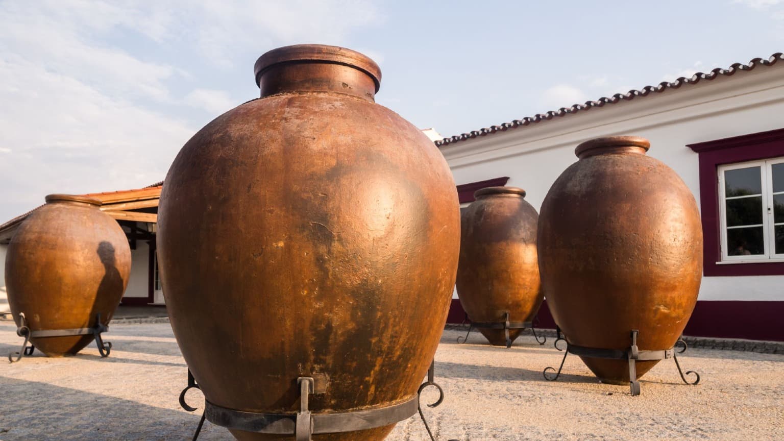 Amphores traditionnelles en argile utilisées pour la fermentation du vinho de talha dans l'Alentejo, préservant l'une des plus anciennes traditions viticoles du Portugal