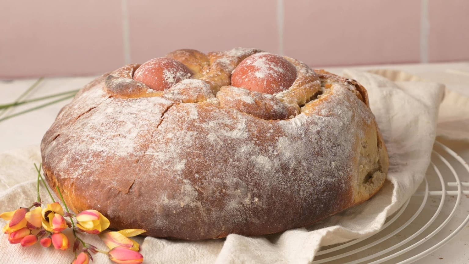 Folar de Páscoa, pão tradicional português de Páscoa com ovos inteiros incorporados na massa