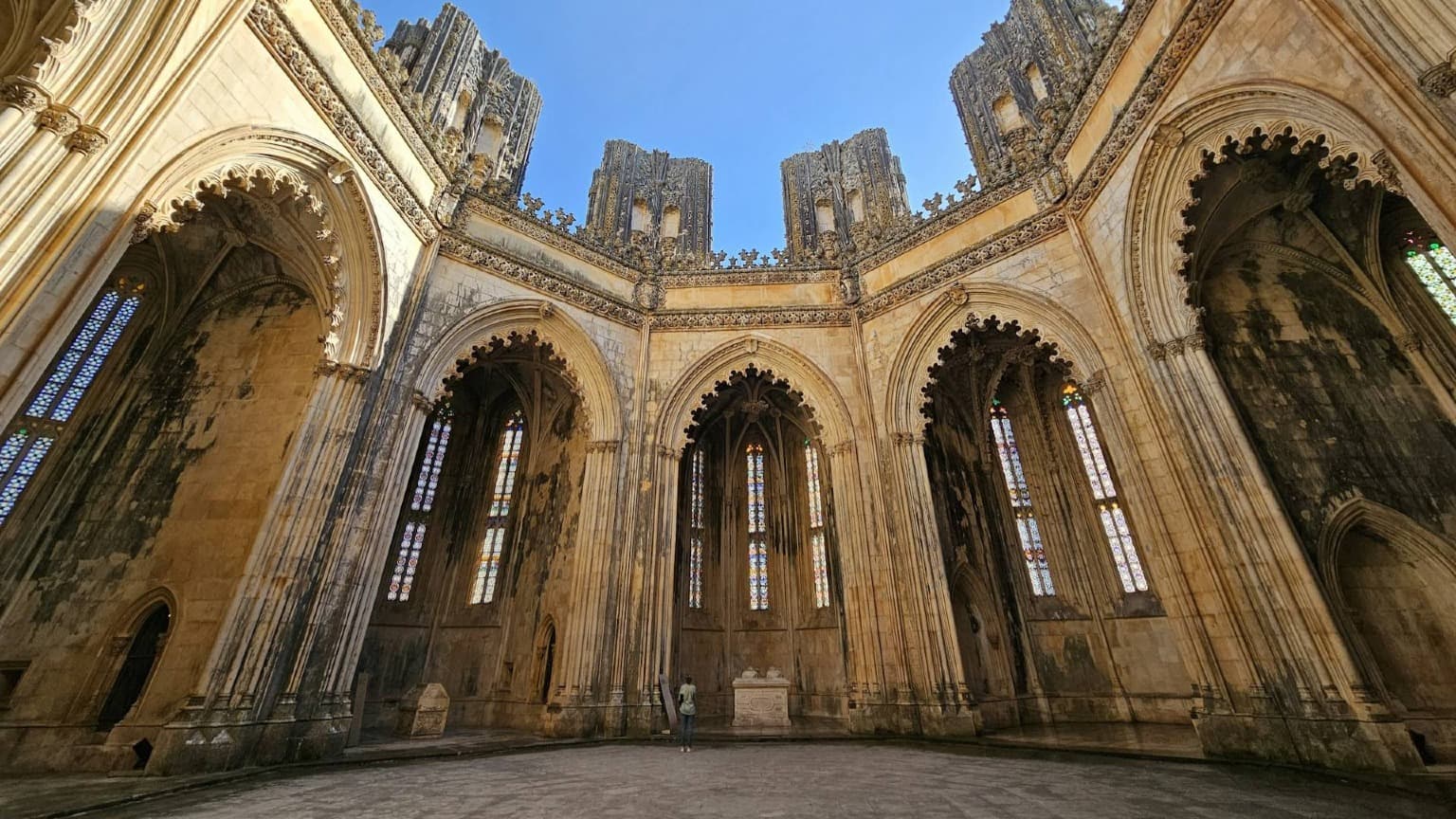 Interior das Capelas Imperfeitas do Mosteiro da Batalha, abertas para o céu
