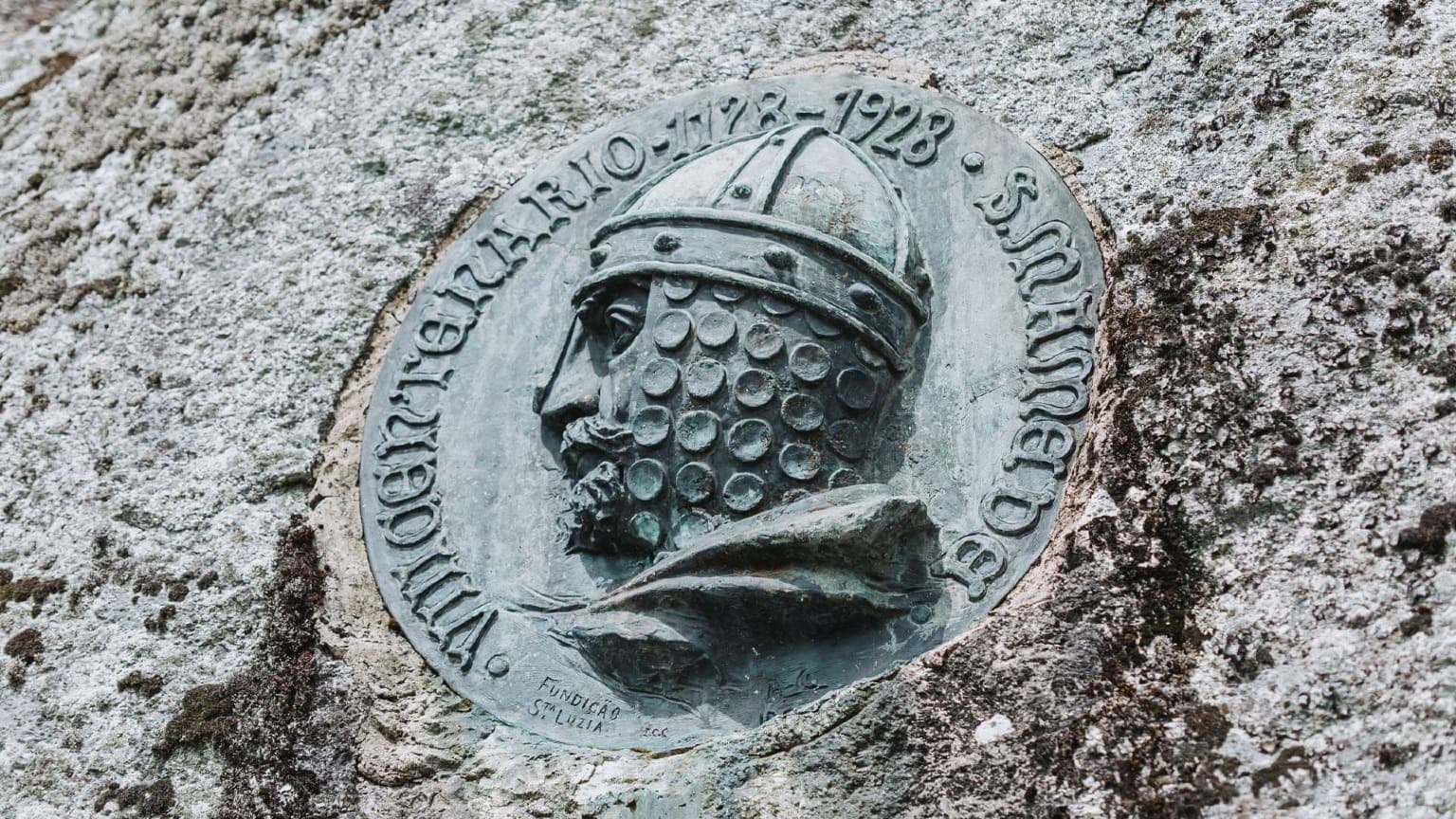 Relieve metálico de D. Afonso Henriques en Guimarães que hace referencia a 1128 y a la batalla de São Mamede.