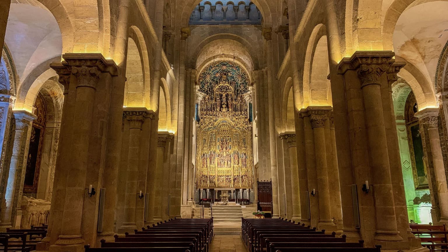 Interior da Sé Velha, a antiga Catedral de Coimbra
