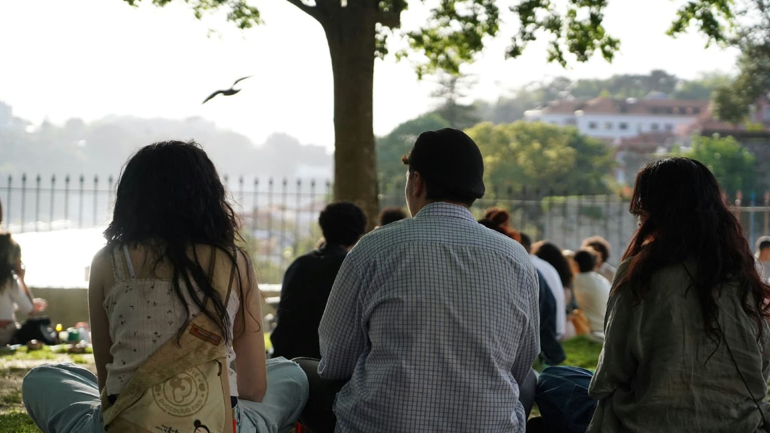 Imagen del Miradouro das Virtudes con turistas disfrutando de la vista
