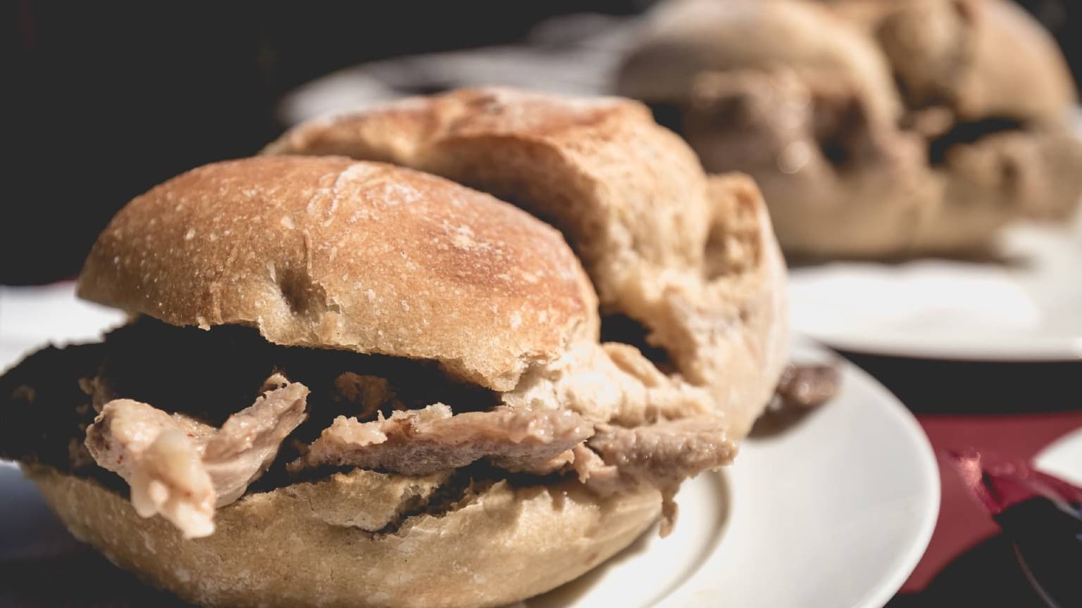 Tradicional bifana portuguesa servida em pão estaladiço