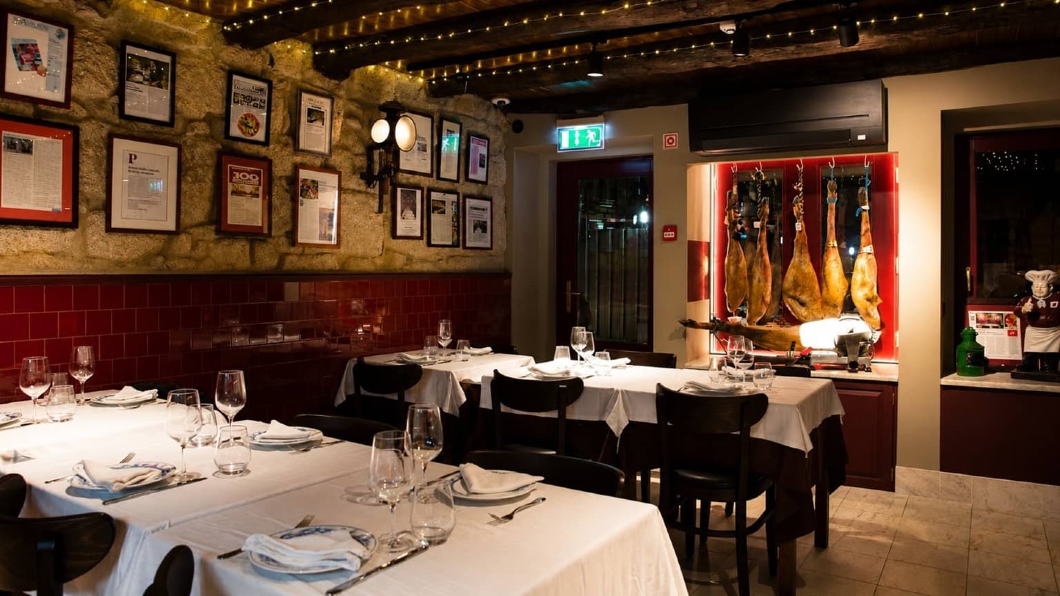 Interior do Solar Moinho de Vento, um restaurante tradicional de bacalhau no Porto
