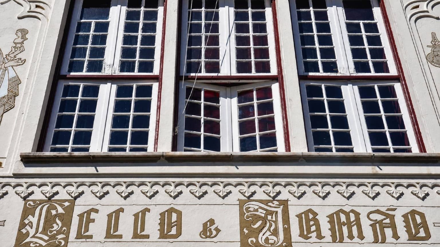 Fachada histórica da Livraria Lello, no Porto