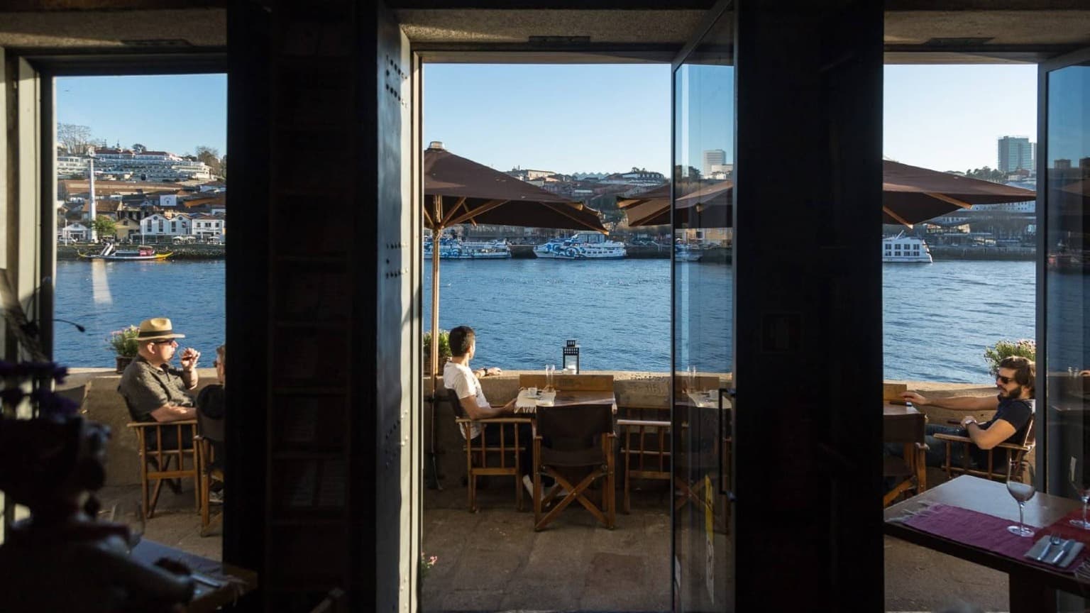Vista do Restaurante Bacalhau com vista para a histórica zona ribeirinha da Ribeira, no Porto