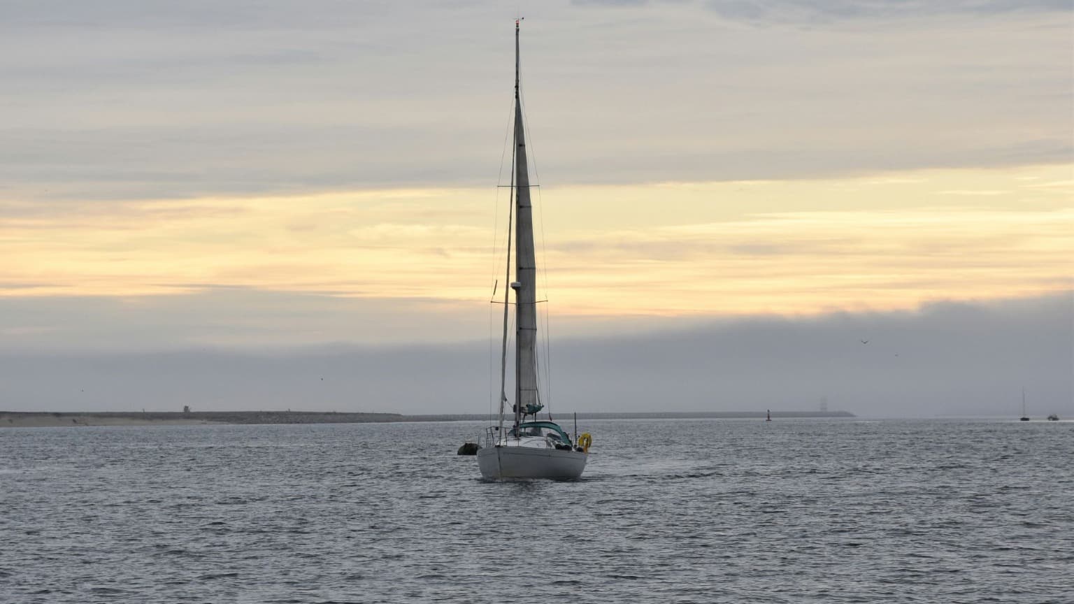 Imagen de un barco navegando al atardecer