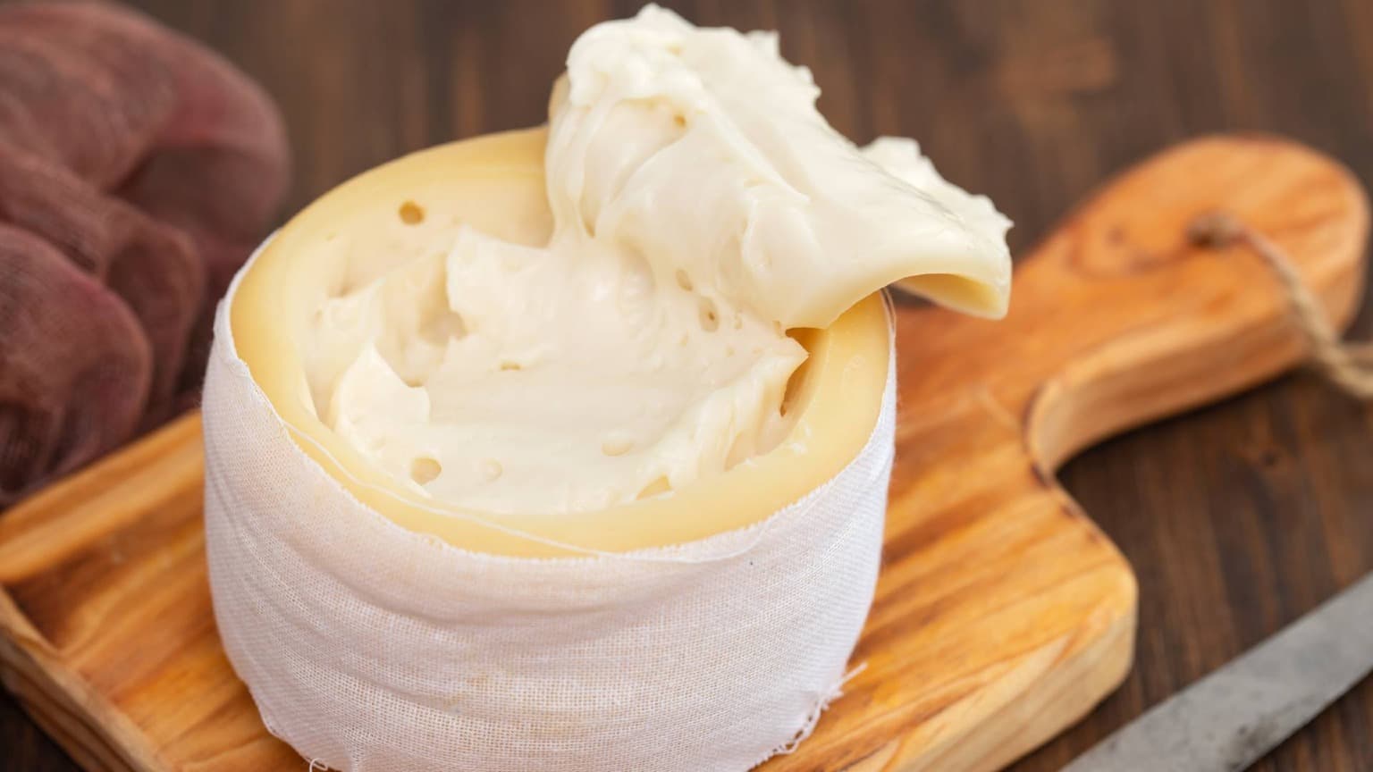 Tradicional queijo Serra da Estrela com o seu interior cremoso