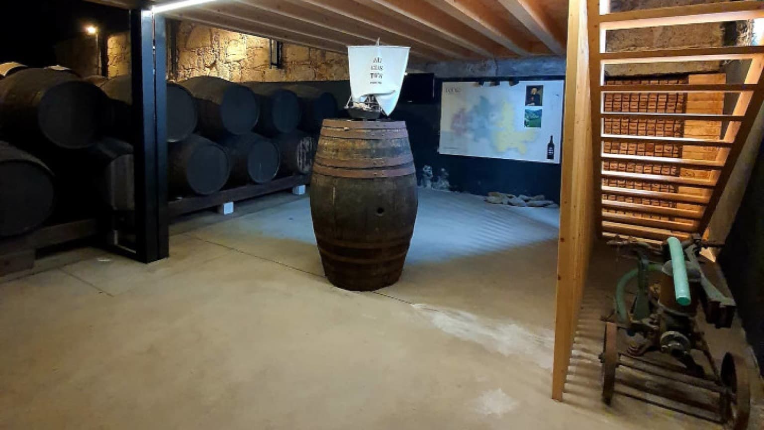 Imagen de la sala inferior de las bodegas de Porto Augusto (Facebook)