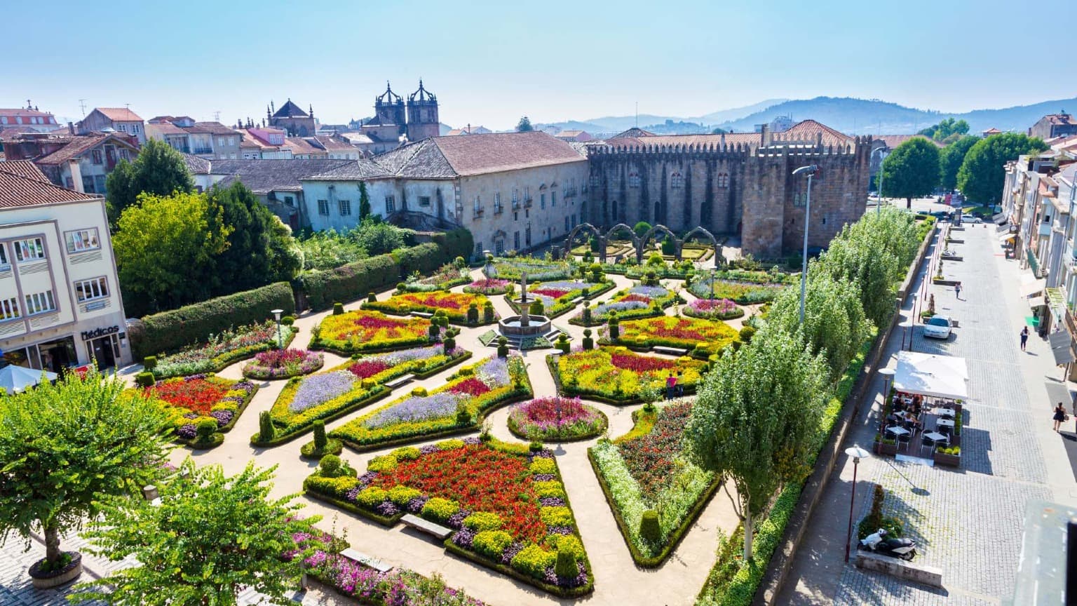 Vista aérea do centro histórico de Braga e dos seus jardins coloridos, um destino encantador para celebrações descontraídas de Ano Novo.