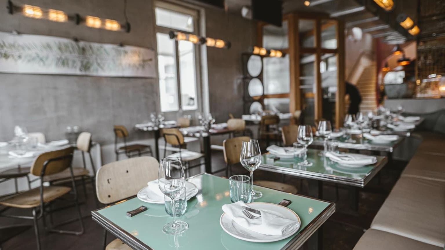 O Habitat - Terra e Fogo, junto ao rio Douro, oferece pratos sustentáveis e sazonais. Com uma decoração elegante e uma esplanada deslumbrante, proporciona uma experiência gastronómica única.