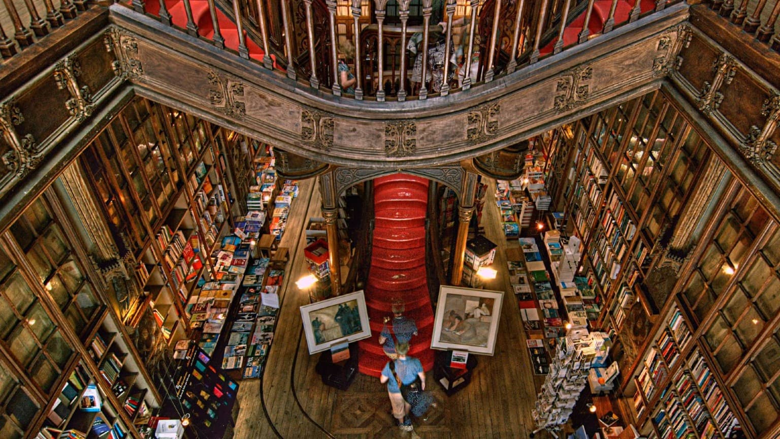 Galeries en bois et rayonnages à l'intérieur de la librairie Livraria Lello à Porto