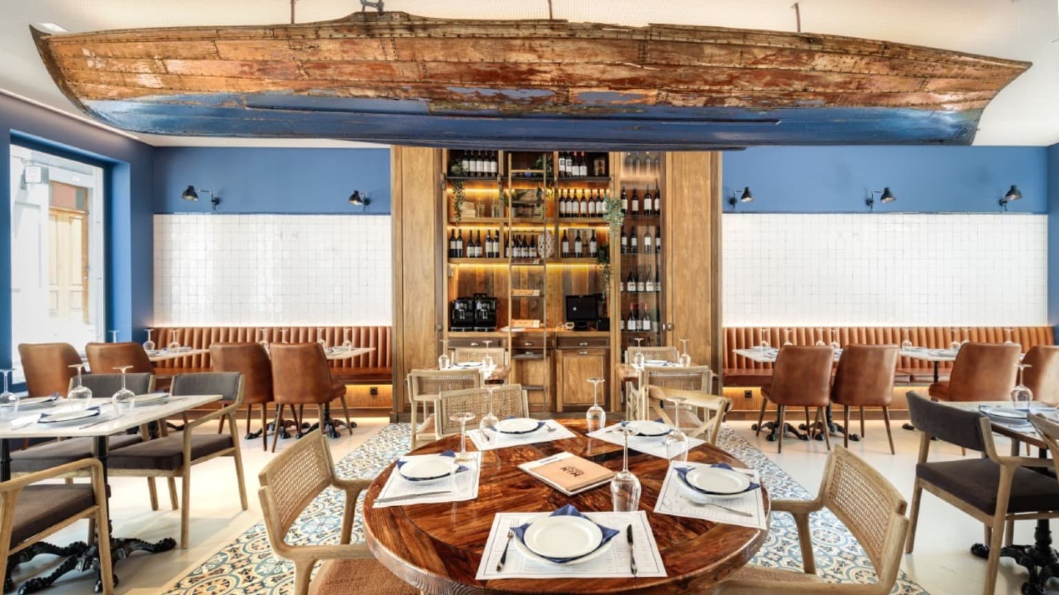 O Meia-Nau, originalmente em Matosinhos, expandiu-se para a Rua de Cedofeita, no Porto, e para o Time Out Market. Oferece marisco fresco e pratos portugueses num ambiente de inspiração marítima.