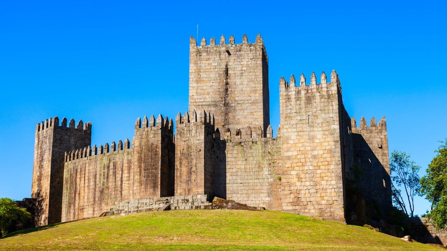 Le château de Guimarães, lieu de naissance du premier roi du Portugal