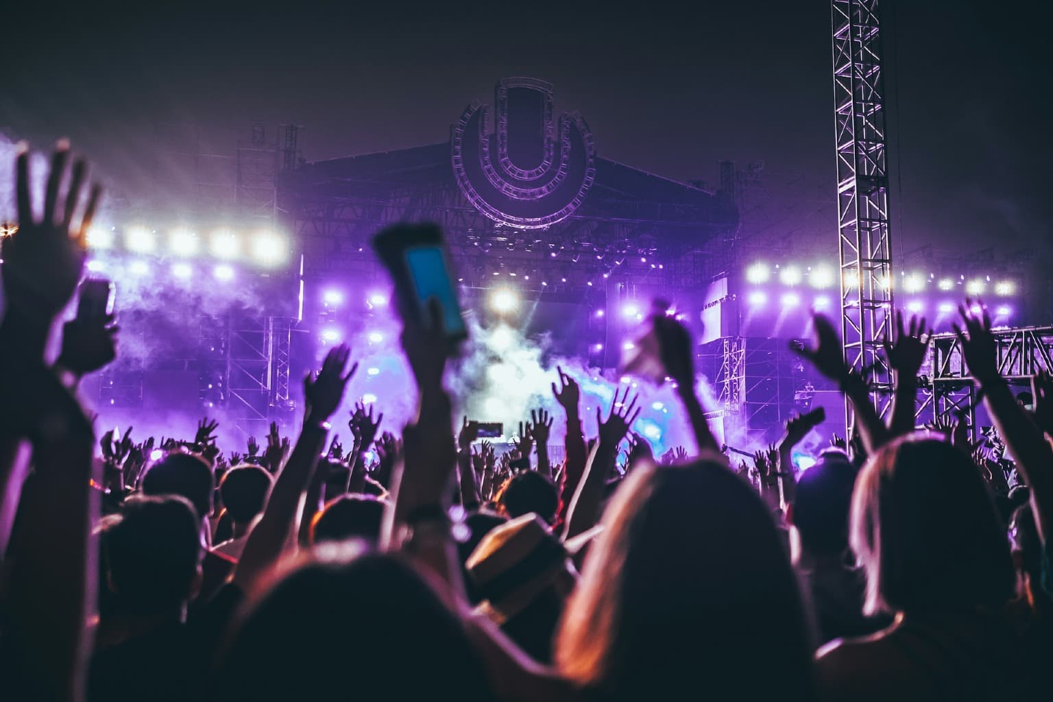 Palco e multidão num vibrante festival de música no Porto, Portugal, captando o espírito energético dos eventos de verão da cidade.