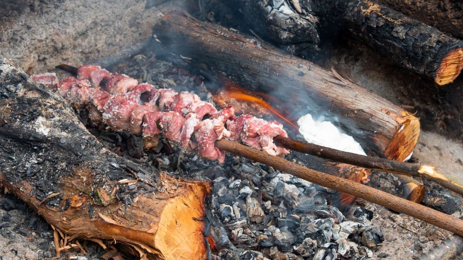 Brochettes traditionnelles espetada grillées au bois de laurier à Madère