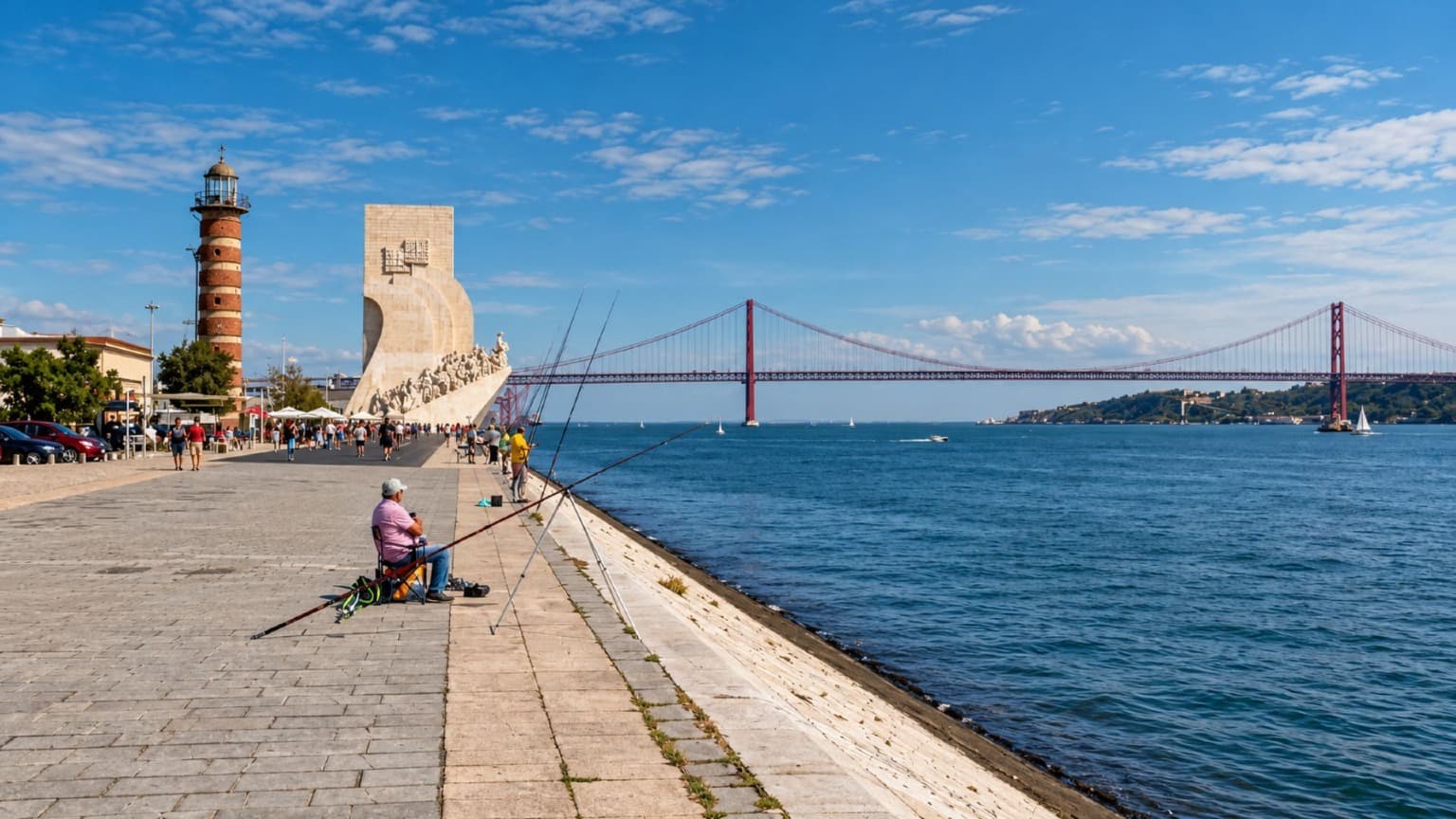 Passeio ribeirinho junto ao Padrão dos Descobrimentos, em Belém, com a Ponte 25 de Abril ao fundo