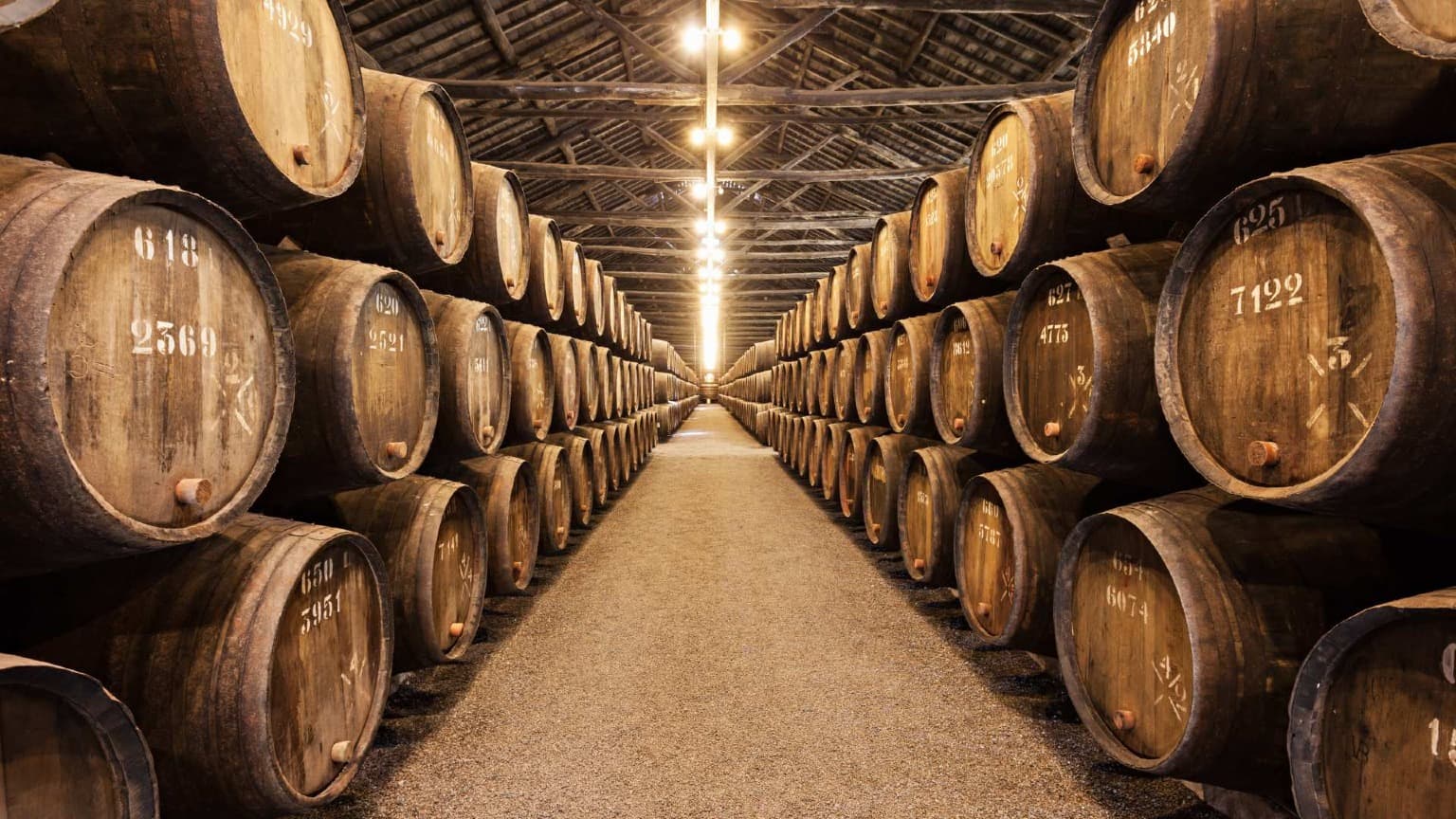 Fûts de vin de Porto traditionnels dans les caves historiques de Vila Nova de Gaia.