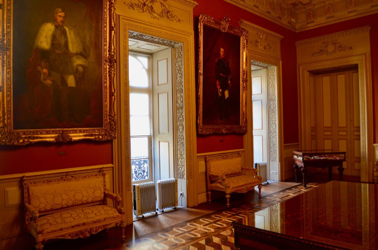 La Sala dos Retratos exhibe una hermosa mesa de Zeferino José Pinto y retratos de los últimos reyes y reinas de Portugal.