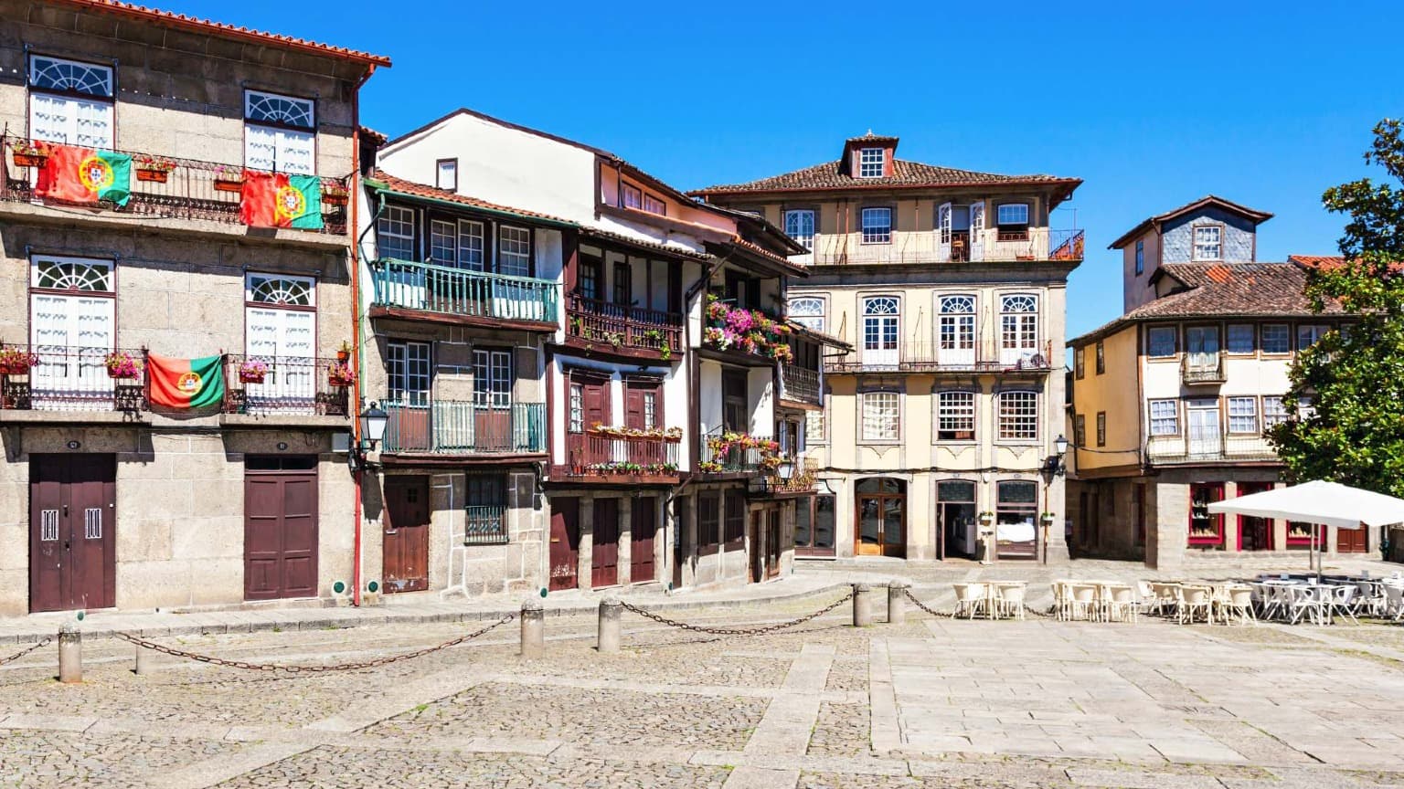 Maisons traditionnelles dans le centre historique de Guimarães, une ville classée au patrimoine mondial de l'UNESCO qui offre une atmosphère accueillante pour le réveillon du Nouvel An.