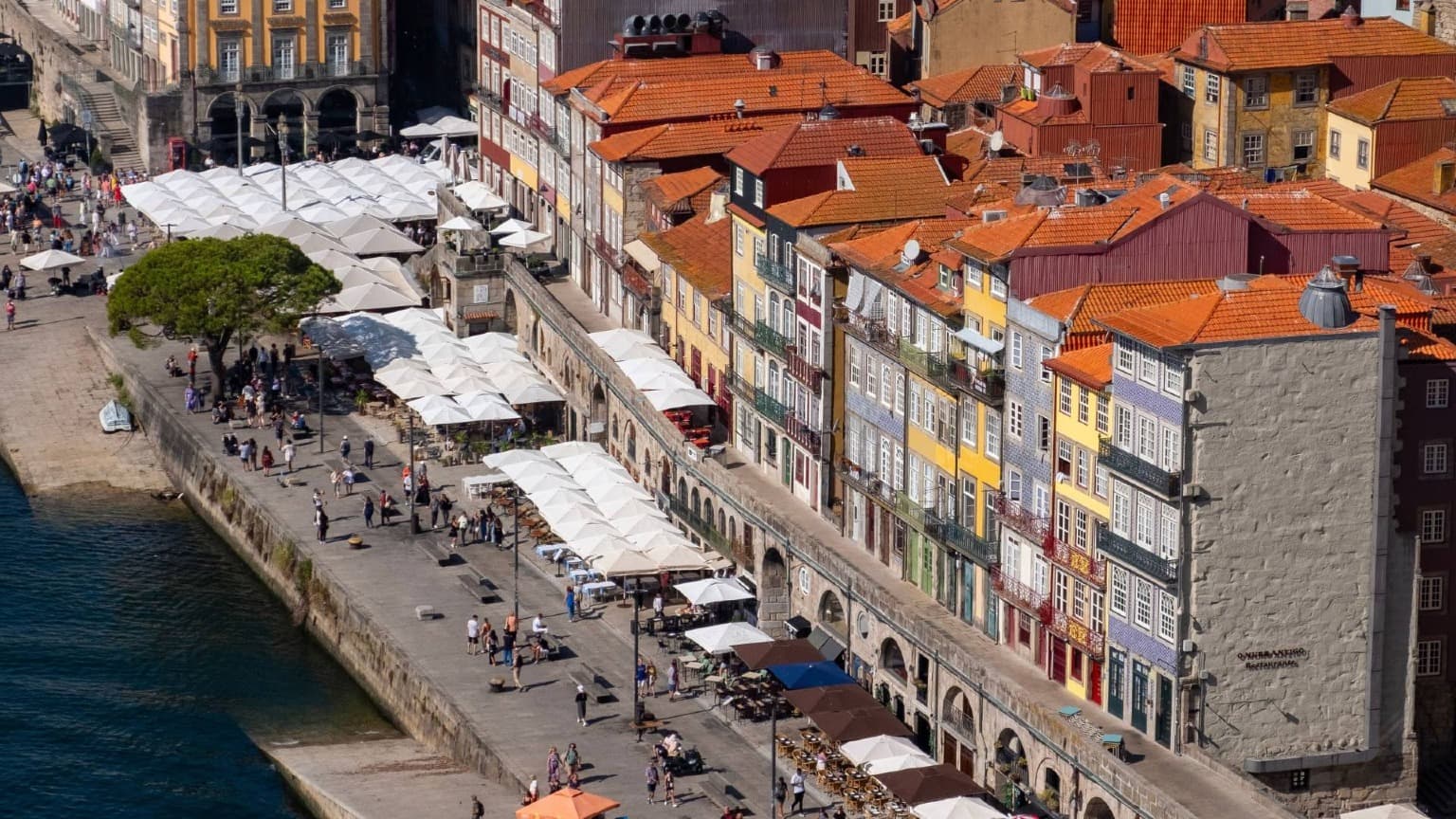 El barrio de la Ribeira, declarado Patrimonio de la Humanidad por la UNESCO, a orillas del río Duero en Oporto, Portugal