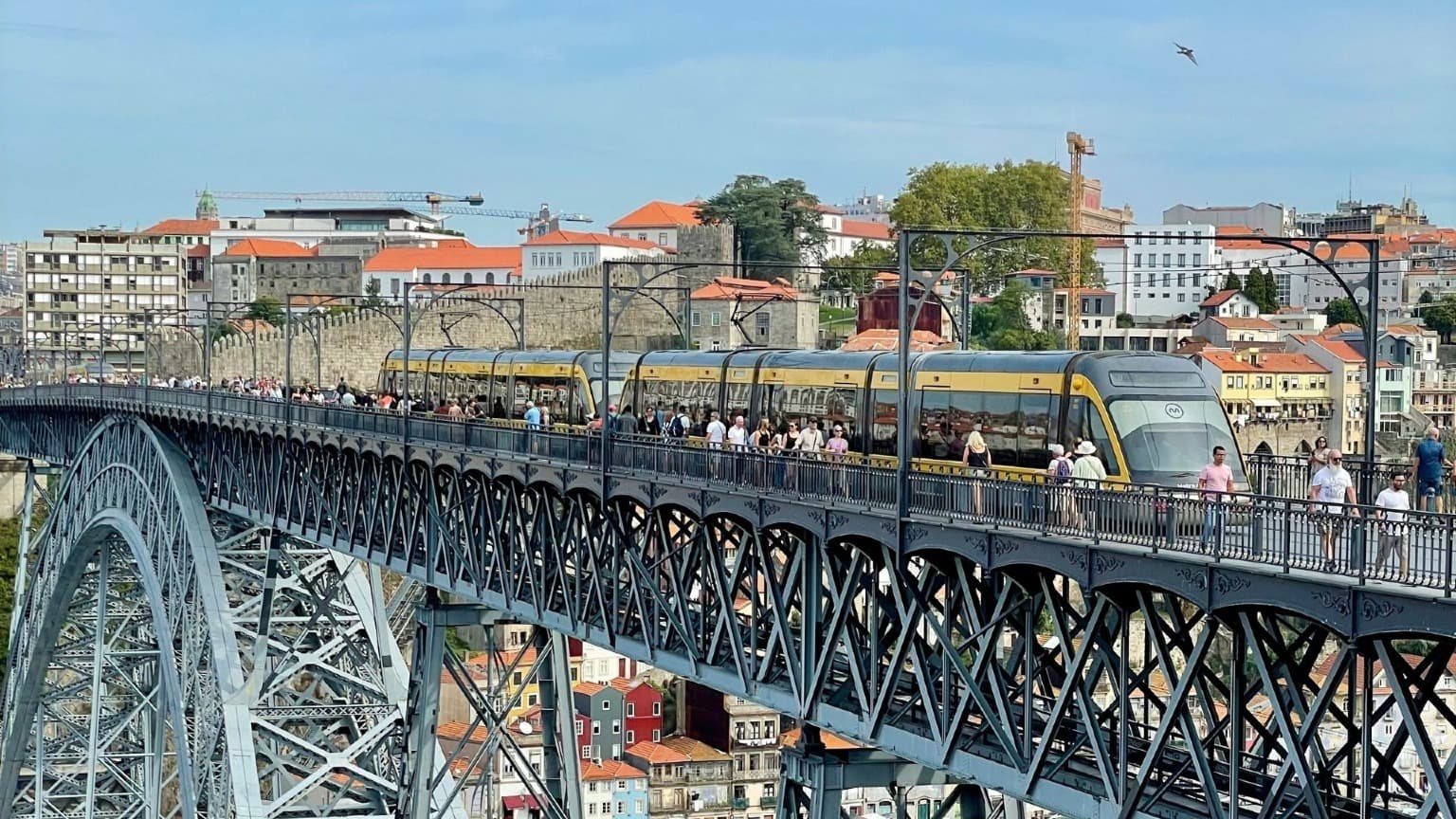 O Metro do Porto viaja sobre a icónica Ponte Luís I, ligando Gaia ao Porto.