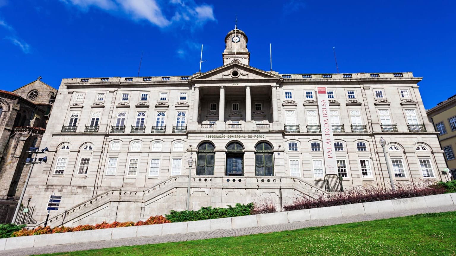 Le bâtiment historique du Palácio da Bolsa à Porto, lieu où se tient Essência do Vinho
