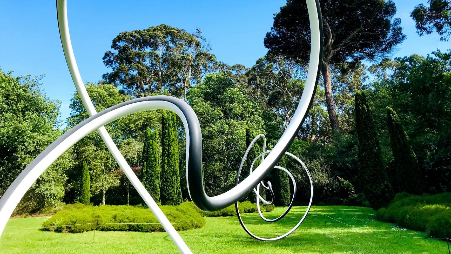 Imagen de una escultura integrada en los jardines del Parque de Serralves