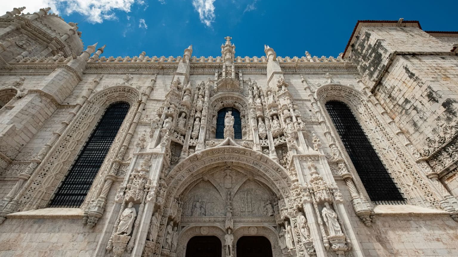 Sculptures manuélines ornées sur la façade du monastère des Hiéronymites à Belém