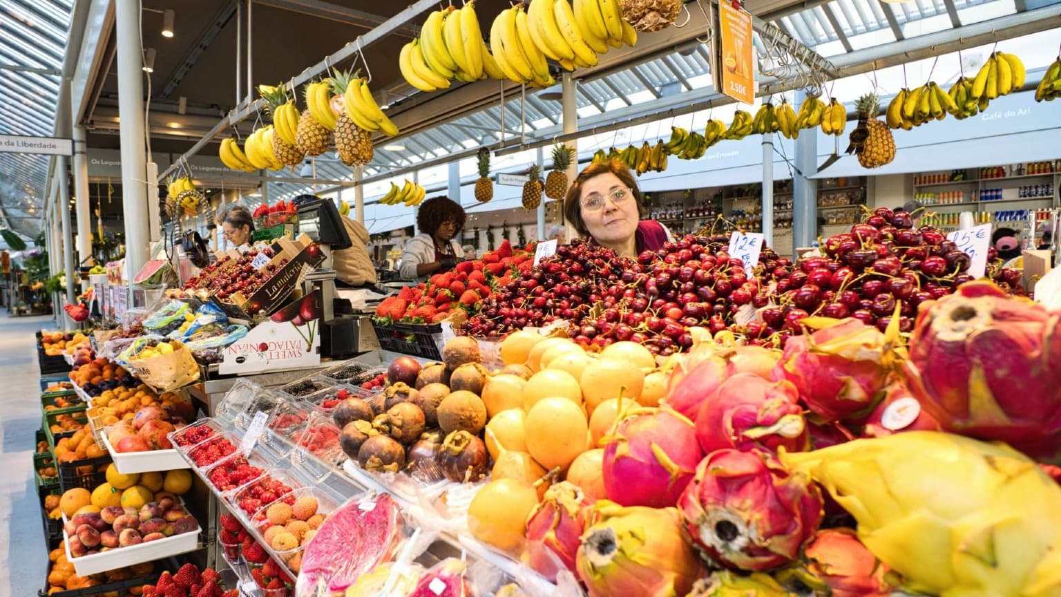 Vendedor de fruta a vender produtos frescos no Mercado do Bolhão, o histórico mercado alimentar do Porto