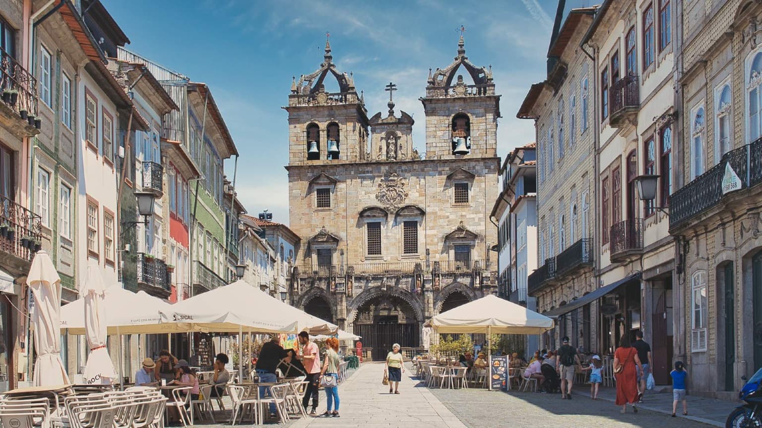 Catedral de Braga en Portugal, con su fachada histórica en el centro de la ciudad, rodeada de edificios tradicionales