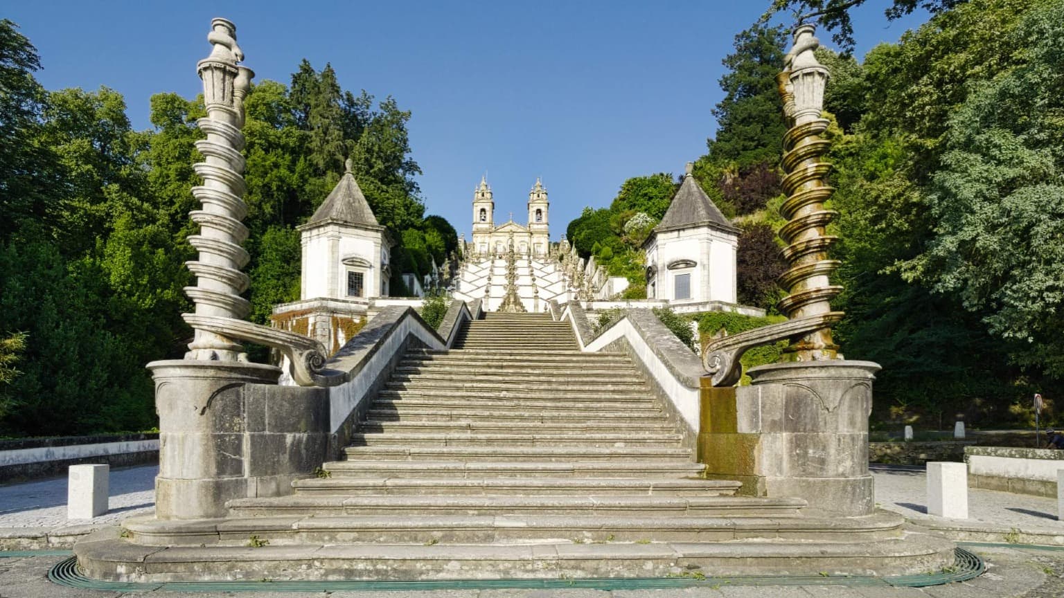 Escalier et sanctuaire de Bom Jesus do Monte encadrés par de la verdure à Braga, Portugal.