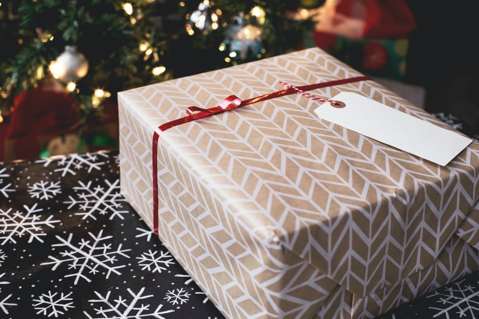 Un regalo de Navidad bellamente envuelto, que destila encanto festivo y expectación