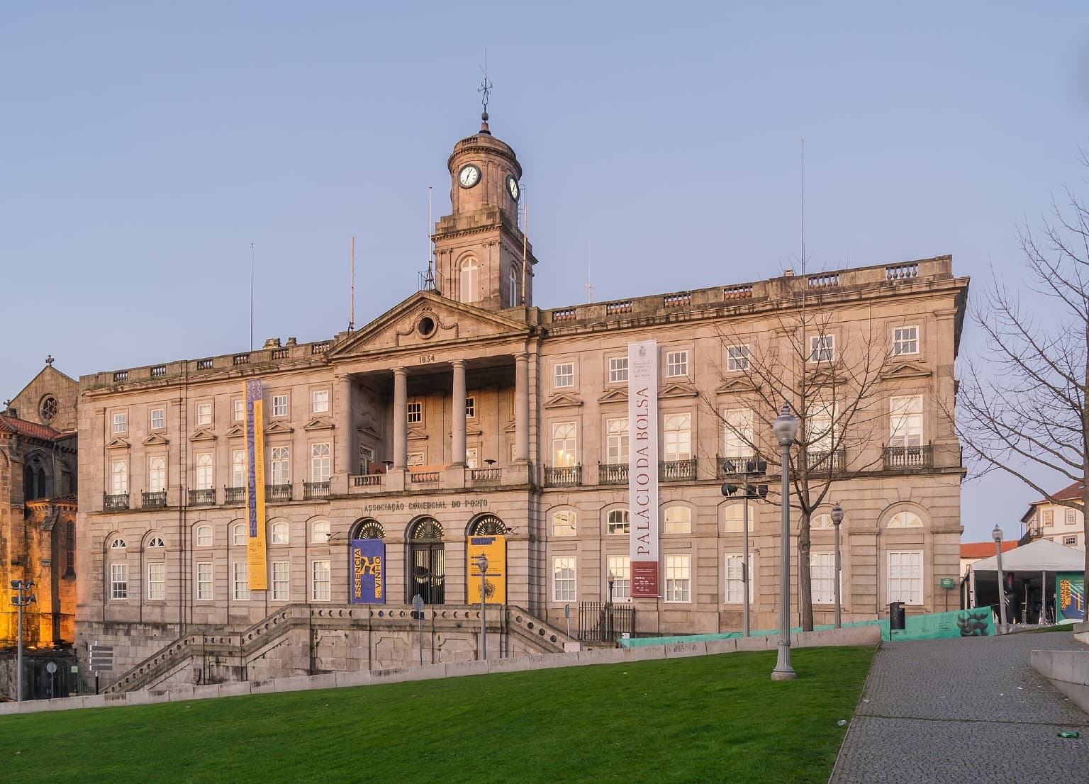 Palácio da Bolsa, un impresionante edificio neoclásico situado en Oporto