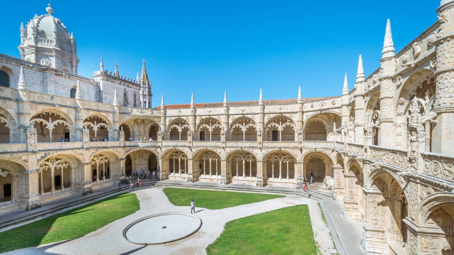 El claustro del Monasterio de los Jerónimos en Belém, Lisboa, estrechamente vinculado a la historia de los Pastéis de Belém.