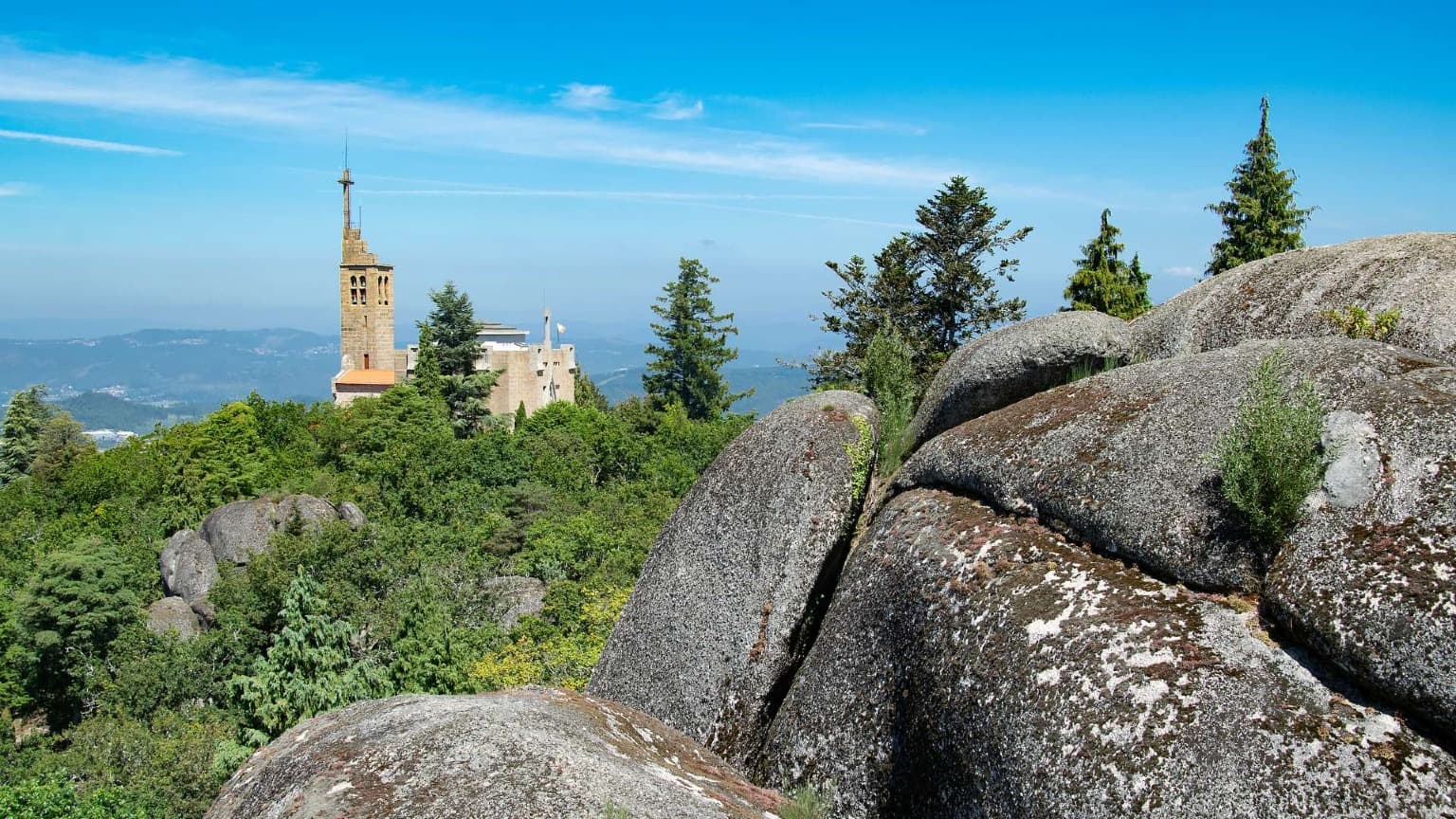 Point de vue du Monte da Penha surplombant Guimarães et la région du Minho