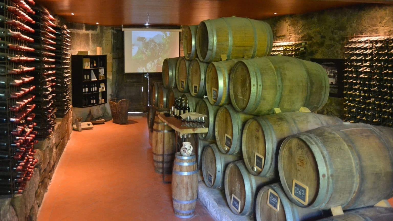 Image de l'entrepôt de vin typique des caves de la vallée du Douro